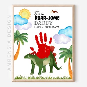 Puede incluir: Un dinosaurio verde con una huella de mano roja en su espalda. El dinosaurio est&aacute; rodeado de palmeras y nubes. El texto "To a Roar-some Daddy Happy Birthday!" est&aacute; escrito sobre el dinosaurio.