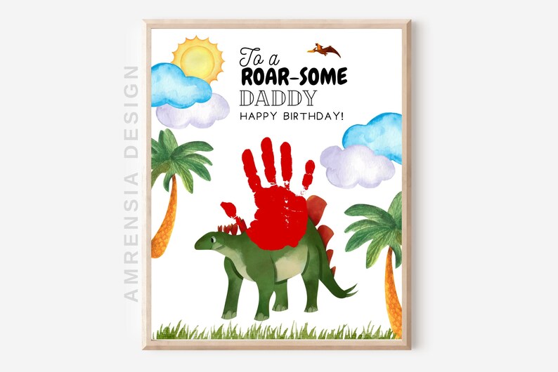 Puede incluir: Un dinosaurio verde con una huella de mano roja en su espalda. El dinosaurio est&aacute; rodeado de palmeras y nubes. El texto "To a Roar-some Daddy Happy Birthday!" est&aacute; escrito sobre el dinosaurio.