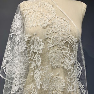 Alencon lace trim