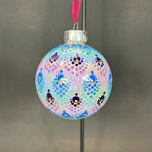 Handbemalte Mandala-Glaskugel-Verzierung, irisierendes Tinsel gefüllt