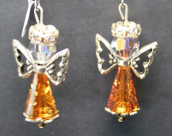 Pantalla de cobre hecha a mano y cristal Swarovski Crystal Angel con alas plateadas y halo de cristal plateado en pendientes de anzuelo de acero quirúrgico