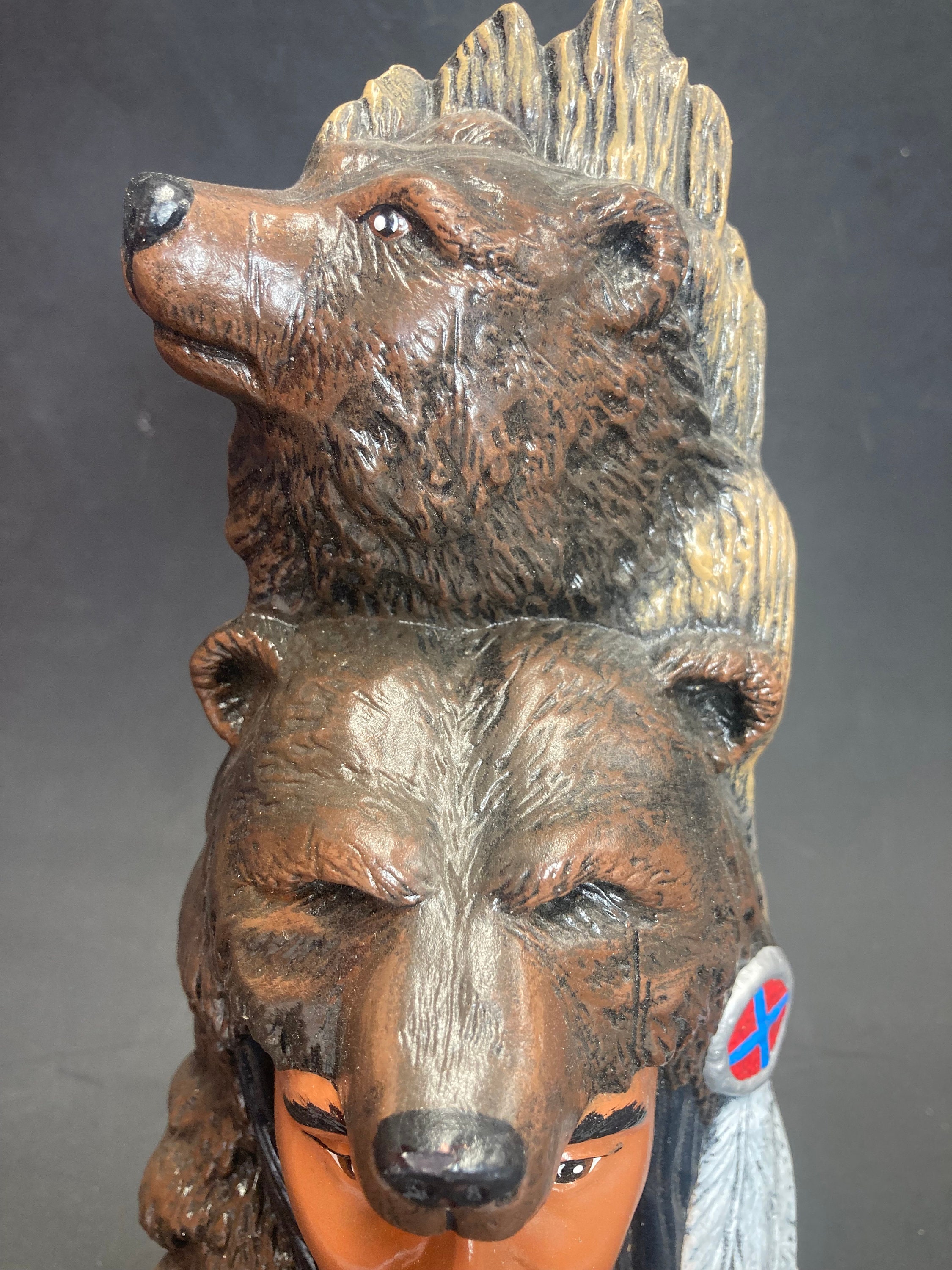 小さなネイティブアメリカンのクマのスピリットトーテム手描きの陶器の 