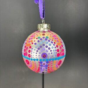 Einzigartige, schöne, festliche, Spaß und ein von einer Art Lila, Pink und Blau Wrap rund Mitte 4 x 4 Mandala handgemaltes Silber Glas Ornament