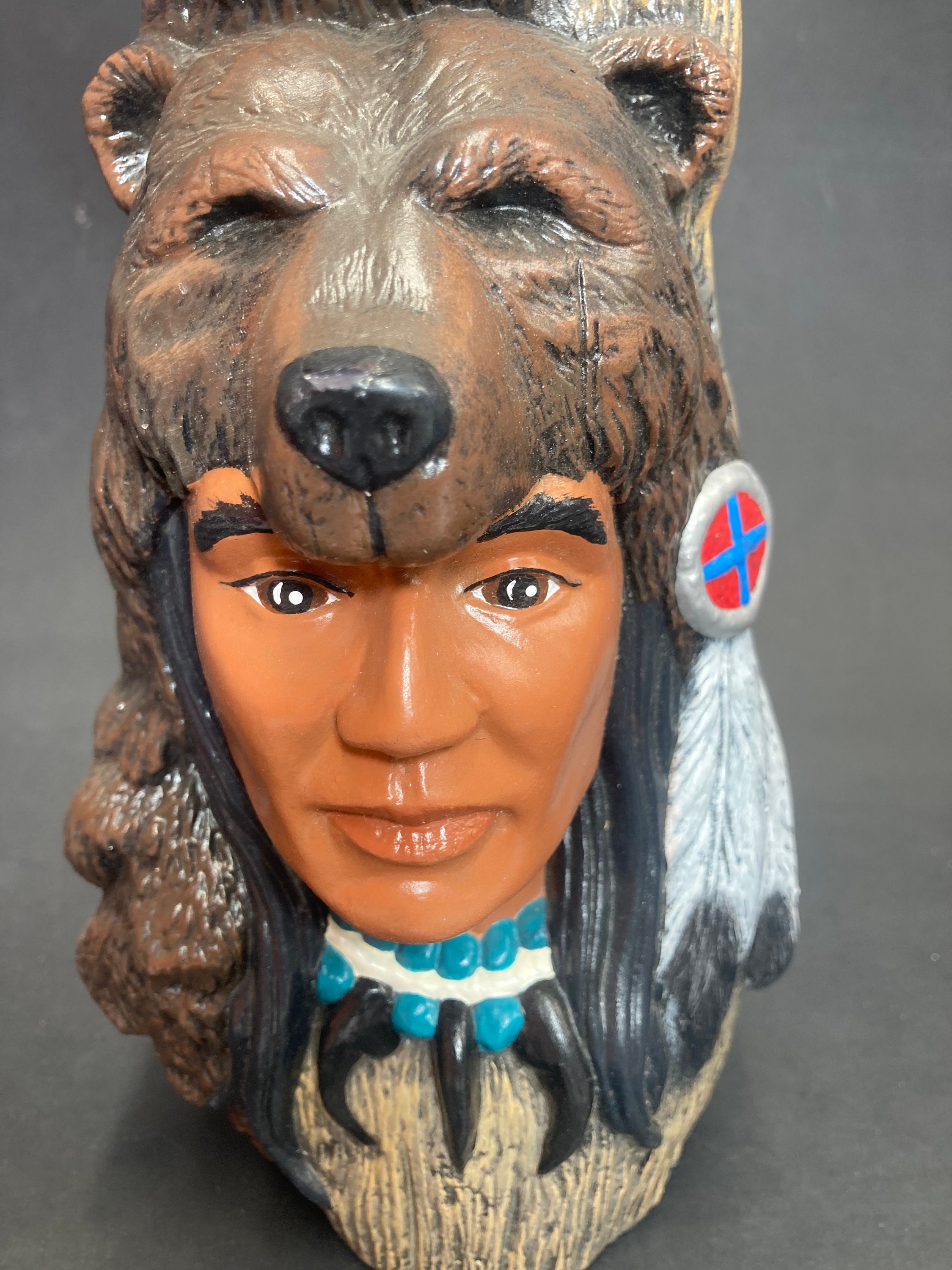 小さなネイティブアメリカンのクマのスピリットトーテム手描きの陶器の 