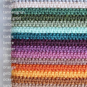 Könnte beinhalten: Eine Sammlung von 16 verschiedenen farbigen Schnüren aus Makramee-Garn, vertikal von dunkel nach hell angeordnet. Die Farben sind Schwarz, Dunkelgrau, Hellgrau, Beige, Grün, Khaki, Salbei, Mint, Türkis, Lila, Lavendel, Rosa, Hellrosa, Orange, Gelb, Braun und Tan.