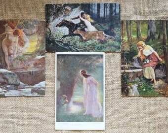 Puede incluir: Una colección de cuatro postales rectangulares con ilustraciones detalladas de figuras en entornos naturales. Las imágenes muestran una figura alada junto a un arroyo, una pareja montando un caballo y un ciervo, una persona en un bosque y un sapo.