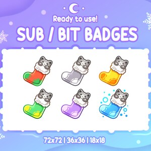 Könnte beinhalten: Sechs verschiedene Weihnachtsstrumpf-Abzeichen mit einer Cartoon-Katze, die einen Weihnachtsmann-Hut trägt. Die Strümpfe sind rot, grün, lila, blau, grau und gelb. Der Text "SUB / BIT BADGES" befindet sich oben im Bild. Der Text "72x72 | 36x36 | 18x18" befindet sich unten im Bild.