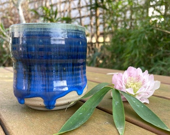 getöpferter Teebecher, Yunomi 250 ml, Teetasse, Tasse, Becher handgemacht Keramik, mit Tropfen, tiefmeerblau grüner Rand von Töpfermeisterin