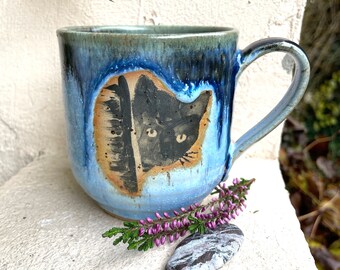 getöpferte Tasse ca. 350 ml mit  * schwarze Katze* Teebecher  MehrMeer blau Tasse mit Henkel mit Tropfen mit Ökostrom produziert
