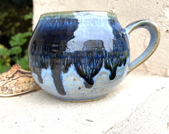 Tasse getöpfert 400 ml Kugeltasse MehrMeer Teetasse blau grün drip optic Keramik handgemacht, Tasse groß mit Ökostrom gemacht