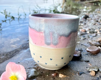 Tasse getöpfert groß rosa mit Herzen ca. 300 ml Keramik Teebecher handgemacht von Töpfermeisterin, Kaffeebecher mit Ökostrom produziert