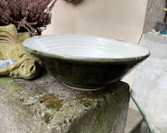 Große Keramik Schale getöpfert 30 cm handgemacht, Schüssel groß, innen beige, außen waldgrün, hoch gebrannt
