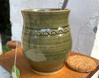 Becher getöpfert grün mit Spirale 300 ml mit Ökostrom produziert, zum gemütlich Tee oder Kaffee trinken, Spülmaschine ok, Mittelalter