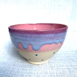 Handgefertigte rosa Müslischüssel mit blauen Tropfen und herzlichen Details – Ein Unikat für jeden Tag!