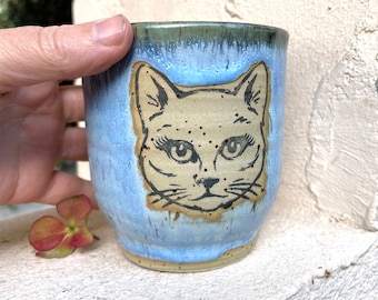 getöpferter Becher ca. 350 ml mit Katze Gesicht Teebecher  MehrMeer blau Tasse ohne Henkel mit Tropfen mit Ökostrom produziert