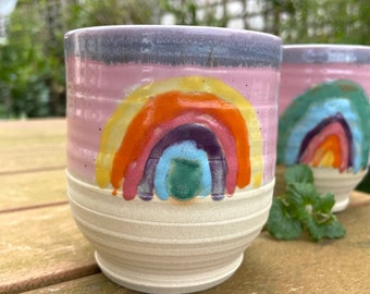 Tasse getöpfert *Rosa Regenbogen* groß rosa mit Regenbogen ca. 350 ml Keramik Teebecher handgemacht von Töpfermeisterin