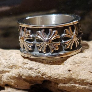 Stainless Steel Flower Design Ring   Size 7
