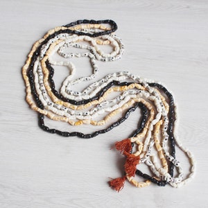 Knochenschädel Mala Halskette / 12x 8 mm weiß-braun- creme-schwarz / Schmuckzubehör / Nepalschmuck
