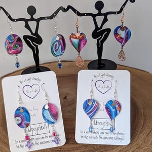 Pendientes de arte colorido, equilibrio, oráculo, reciclado, moda ecológica, caprichoso, asimétrico, único, morado, azul, rosa