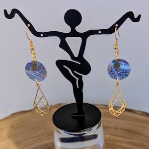 Pendientes geométricos únicos, reciclados, de moda ecológica, reutilizados, únicos, livianos, en tonos morados y lavanda, con detalles dorados.
