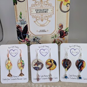 Pendientes de tarot únicos, reciclados, moda ecológica, reutilizados, Carla Morrow, ánimo, dragón, ligeros, asimétricos, arte para llevar.
