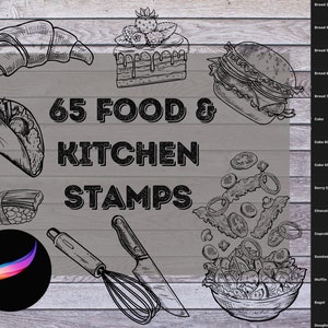 Pode incluir: Um conjunto de 65 ilustra&ccedil;&otilde;es de comida e cozinha desenhadas &agrave; m&atilde;o em preto e branco. As ilustra&ccedil;&otilde;es incluem um croissant, um bolo, um hamb&uacute;rguer, um taco, sushi, um batedor, uma faca e uma tigela de salada. O texto "65 FOOD & KITCHEN STAMPS" est&aacute; no centro da imagem.