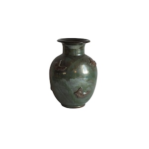 Peut inclure: Un vase en céramique vert avec un glaçage brun et des motifs d'oiseaux en relief.