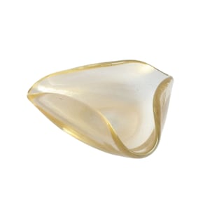Op de afbeelding: Een heldere glazen kom met een golvende, organische vorm. De kom heeft een licht gouden tint en een gladde, gepolijste afwerking.