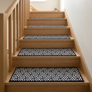 Traptrede met geometrisch in elkaar grijpend patroon, Sayagata-traliewerktrap, decoratieve moderne trapafdekking, aangepast trapdecor