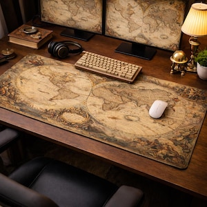 Pode incluir: Tapete de mesa retangular com um design de mapa-múndi vintage em tons de castanho e bege. Um teclado, um rato e outros acessórios são visíveis. O mapa apresenta ilustrações detalhadas e é um acessório de escritório decorativo.