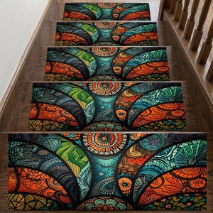 Puede incluir: Peldaños de escalera con un diseño colorido e intrincado. El patrón presenta una mezcla de tonos naranja, verde, azul y turquesa, con una disposición simétrica y detallada. Los peldaños son rectangulares y parecen estar hechos de un material duradero.