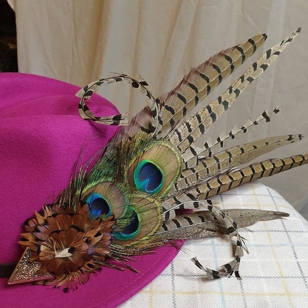 Belle broche de grandes plumes faite à la main avec des plumes de paon