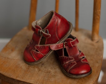 Vintage Pussyfoot red leather shoes Mary Jane 80s