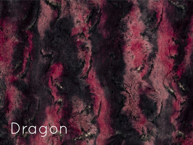 K&ouml;nnte beinhalten: Nahaufnahme eines weichen, pl&uuml;schigen Stoffes mit einem wirbelnden Muster aus Dunkelrot und Schwarz. Der Stoff hat eine flauschige Textur und ein luxuri&ouml;ses Gef&uuml;hl. Der Text "Dragon" ist unten im Bild in Wei&szlig; gedruckt.
