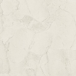 Pu&ograve; includere: Tessuto in pelliccia sintetica bianca con una texture morbida e soffice. Il tessuto presenta un motivo sottile di protuberanze e creste rialzate.