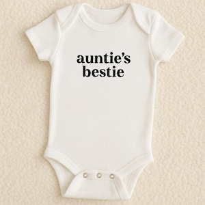 Auntie’s Bestie Baby Onesie – Cute Aunt and Baby Gift – Personalized Baby Shower Outfit – Bodysuit for Newborn – Gift for Aunt or New Mom
