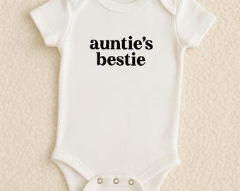 Auntie’s Bestie Baby Onesie – Cute Aunt and Baby Gift – Personalized Baby Shower Outfit – Bodysuit for Newborn – Gift for Aunt or New Mom