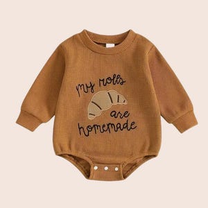 Lustiger Croissant Baby Strampler: "My Rolls Are Homemade" Baumwoll Strampelanzug