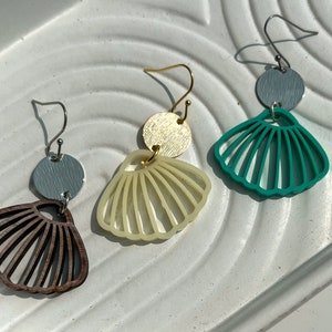 Seashell Drop Earring / Mermaid Shell Earring / Closed Seashell Earring / Clam Shell Earring / Shell and Pearl Earring