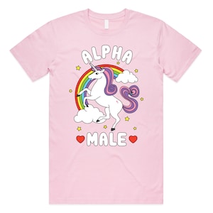 Alpha Male T-Shirt Tee Top Funny Meme Licorne Cadeau Unisexe Blague Prank Fête des Pères Cerf Faire Light Pink