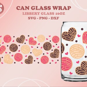K&ouml;nnte beinhalten: Ein digitales Design f&uuml;r eine 473 ml Glas-Dosenh&uuml;lle mit einem Muster aus rosa und braunen Herzen mit einem Wirbeldesign und beigefarbenen Kreisen mit einem Wirbeldesign. Das Design hei&szlig;t "Can Glass Wrap" und enth&auml;lt den Text "Libbery Glass 16oz SVG - PNG - DXF".