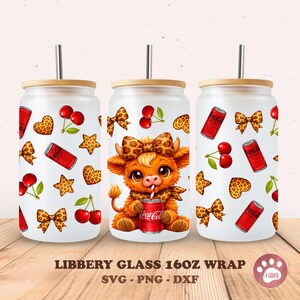 Könnte beinhalten: Drei 473ml Libbey-Glasverpackungen mit Bambusdeckeln. Jedes Glas hat ein sich wiederholendes Muster aus Kirschen, Schleifen, Sternen und Coca-Cola-Dosen. Das mittlere Glas hat eine Cartoon-Kuh mit einer Schleife und einer Coca-Cola-Dose.