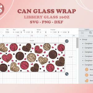 K&ouml;nnte beinhalten: Ein digitales Design f&uuml;r eine 16 oz Glasgef&auml;&szlig;h&uuml;lle mit einem Muster aus Herzen und Wirbeln in den Farben Rosa, Braun und Creme. Das Design wird auf einer digitalen Designplattform mit einem Raster und einem Ebenenpanel angezeigt.