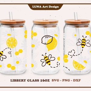 Può includere: Tre bicchieri Libbey trasparenti con coperchi e cannucce in bambù. Ogni bicchiere presenta un design diverso: una fetta di limone e un'ape, un limone e un'ape e una fetta di limone e un'ape. I bicchieri sono decorati con motivi floreali e geometrici gialli e bianchi.