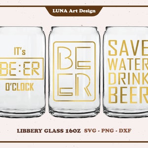 Op de afbeelding: Drie heldere Libbey bierglazen met gouden letters. Het eerste glas zegt "It's BE:ER O'CLOCK", het tweede "BEER" en het derde "SAVE WATER DRINK BEER". De glazen zijn 473 ml.