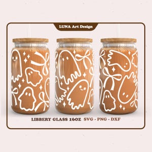 Op de afbeelding: Drie glazen bekers met houten deksels en rietjes, gevuld met een bruine vloeistof. Elke beker heeft een wit spook- en strikdesign. De tekst "LUNA Art Design" staat bovenaan en "LIBBERY GLASS 16OZ SVG - PNG - DXF" onderaan.