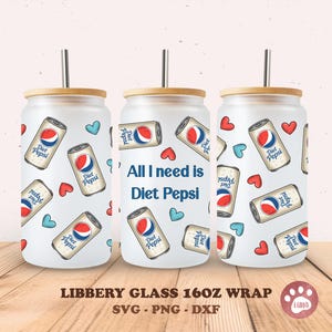 Puede incluir: Tres vasos de vidrio con tapas de bambú y pajitas de metal. Los vasos están decorados con latas de Diet Pepsi, corazones rojos y azules. El texto "All I need is Diet Pepsi" está en uno de los vasos.