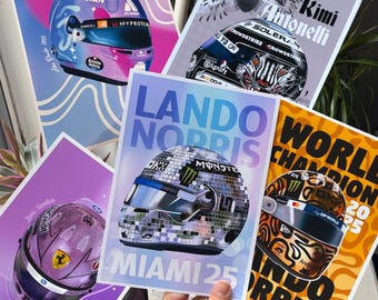 Puede incluir: Una colección de cinco pósteres rectangulares con ilustraciones de cascos de carreras de Fórmula 1. Los diseños incluyen un casco rosa y azul de Carlos Sainz, un casco de Kimi Antonelli, un casco de bola de discoteca de Lando Norris, un casco morado de Lewis Hamilton y un casco naranja de Lando Norris World Champion.