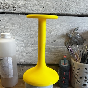 Può includere: Un set di tre tazze in ceramica con finitura opaca e macchiettata. Le tazze sono nei toni del crema, grigio chiaro e grigio scuro. Ogni tazza ha un design semplice e minimalista e un manico arrotondato.