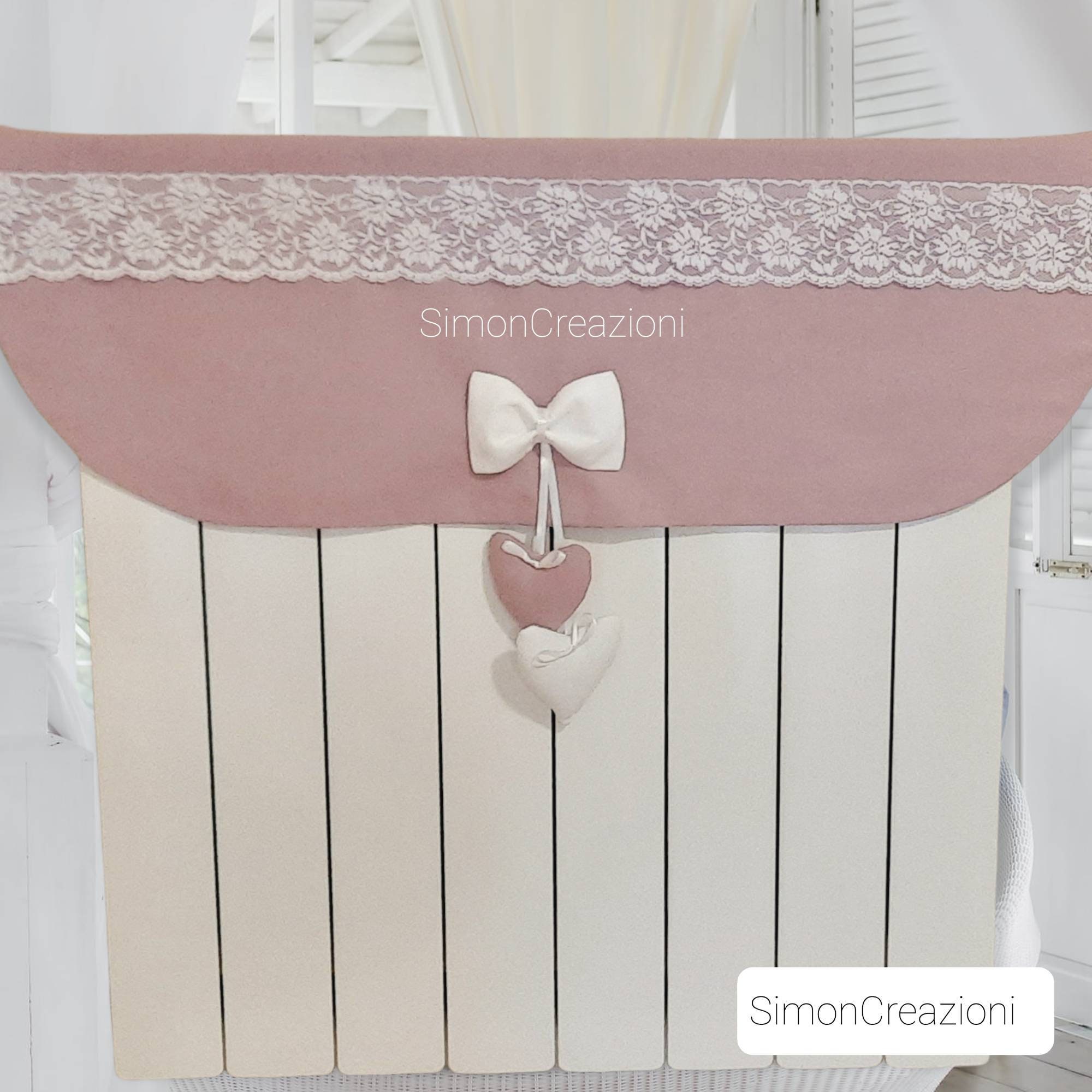 Copri termosifone shabby a onde simmetriche e cuori sospesi. Mod. MIREA  PLUS Applicazione di macramé nella base e nei fiocchetti. -  Italia